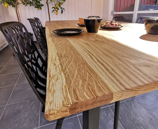 Platsbyggt köksbord i massivt trä med stålunderrede