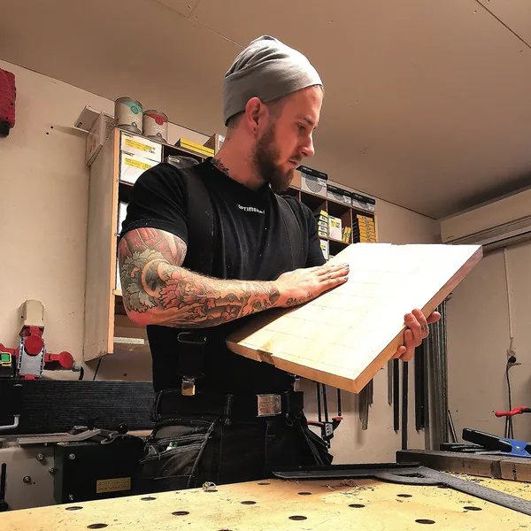Stoffe Nilsson i snickeriverkstaden
